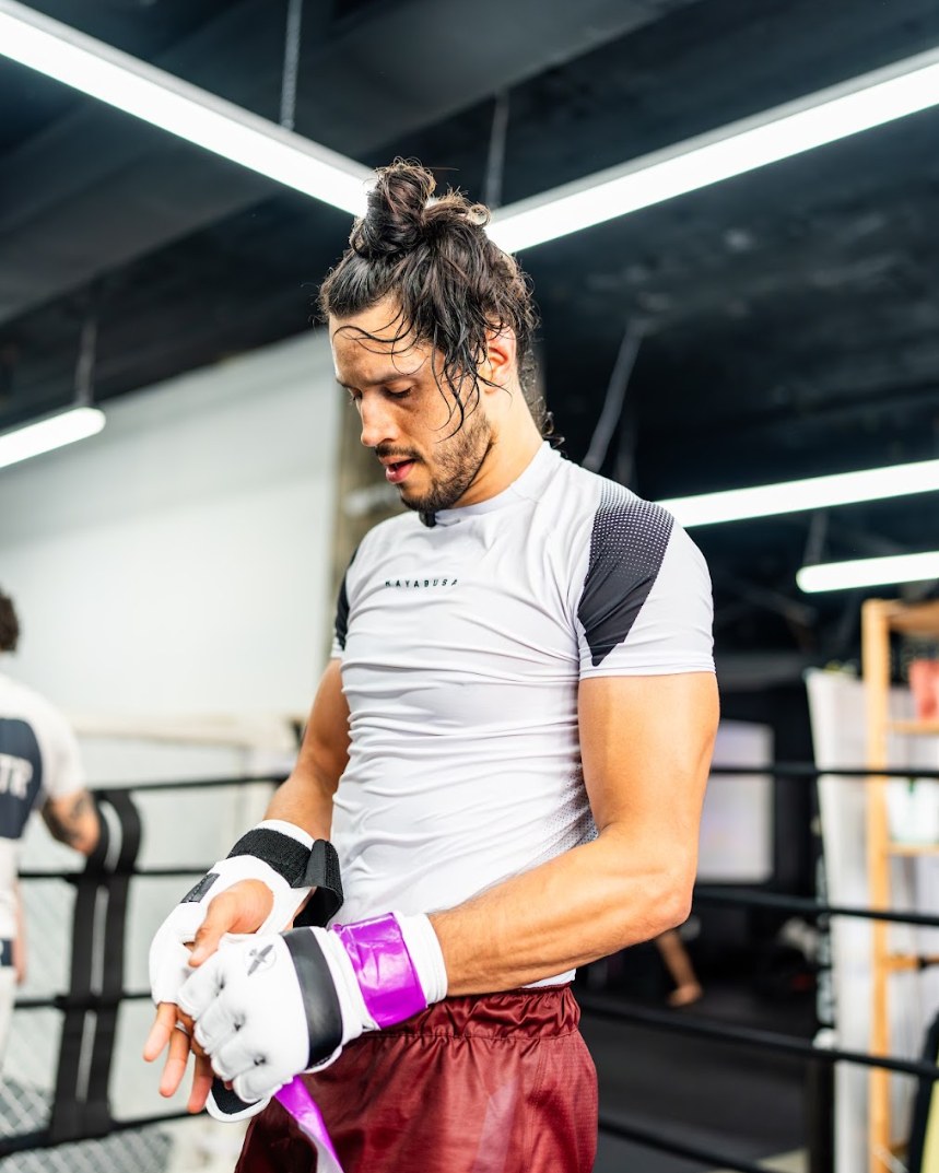 Jacob the Tyga wrapping his gloves before a training session.